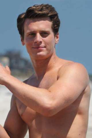 Jonathan Groff Height, Weight, Shoe Size